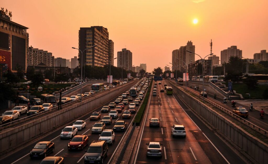 Circulation dense sur autoroute par forte chaleur en été