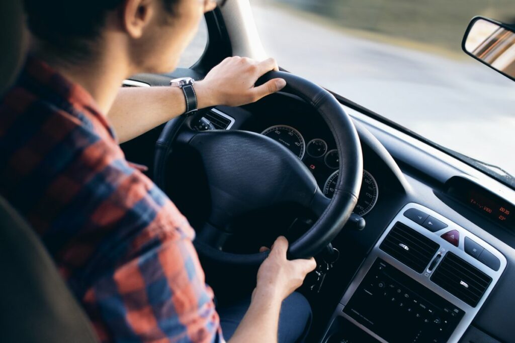 Jeune conducteur au volant d'une voiture, conduite accompagnée