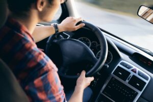 Jeune conducteur au volant d'une voiture, conduite accompagnée