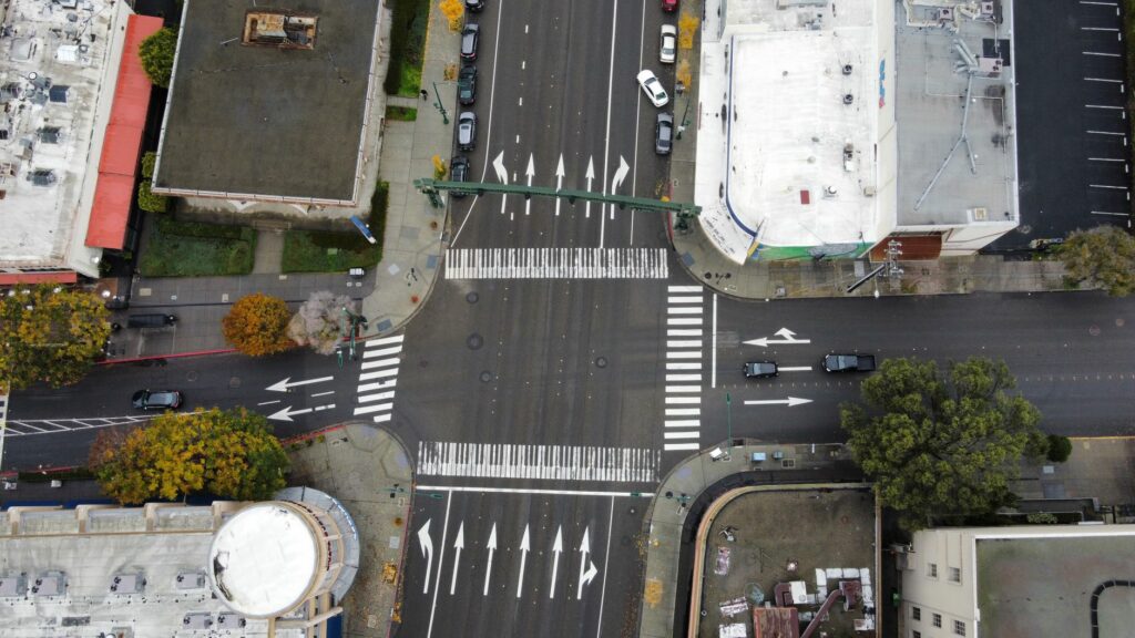 Vue aérienne d'une intersection routière avec marquages au sol et passages piétons