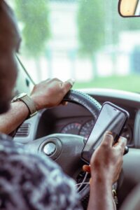 Conducteur utilisant son téléphone portable au volant