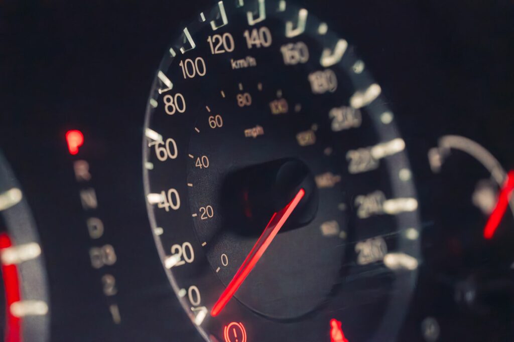 Compteur de vitesse d'une voiture affichant une vitesse élevée, illustrant le grand excès de vitesse
