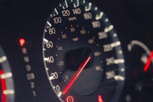 Compteur de vitesse d'une voiture affichant une vitesse élevée, illustrant le grand excès de vitesse