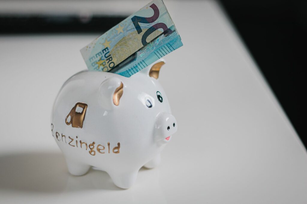 Tirelire et billet en euros symbolisant le financement du permis de conduire
