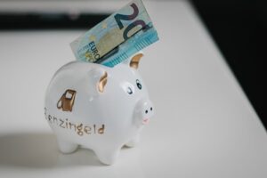 Tirelire et billet en euros symbolisant le financement du permis de conduire